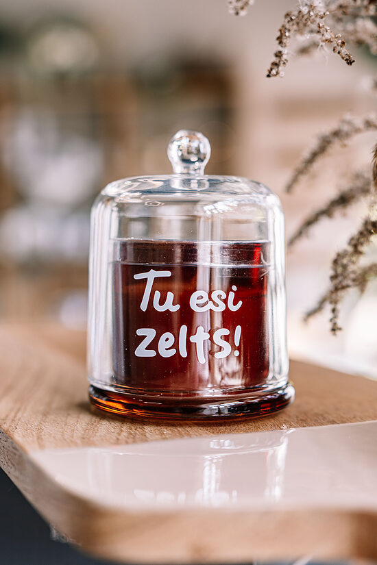 Mazā svece ar uzrakstu “Tu esi zelts”