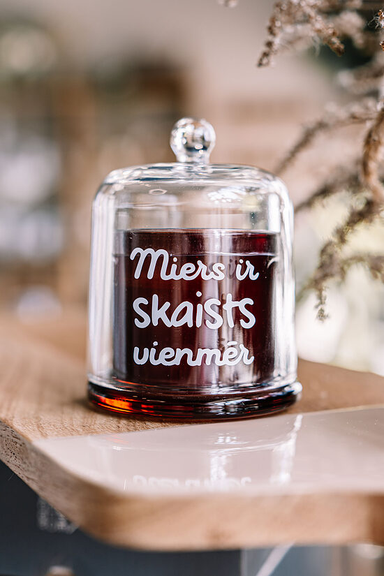 Mazā svece ar uzrakstu “Miers ir skaists vienmēr”