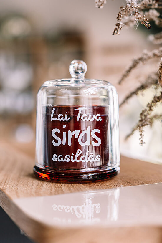 Mazā svece ar uzrakstu “Lai Tava sirds sasildās”