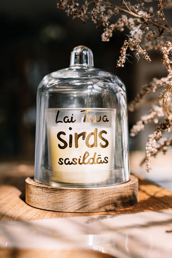 Svece ar zelta uzrakstu “Lai Tava sirds sasildās”