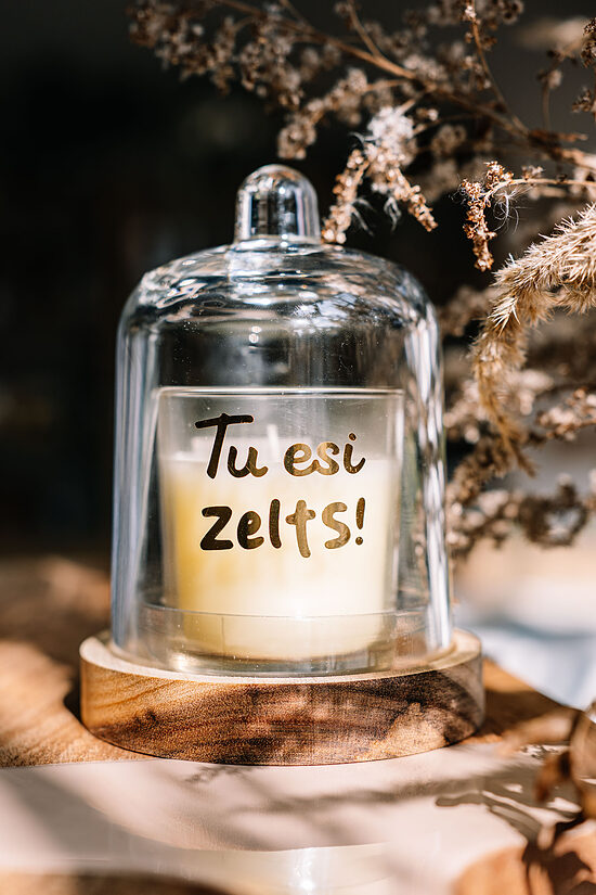 Svece ar zelta uzrakstu “Tu esi zelts!”