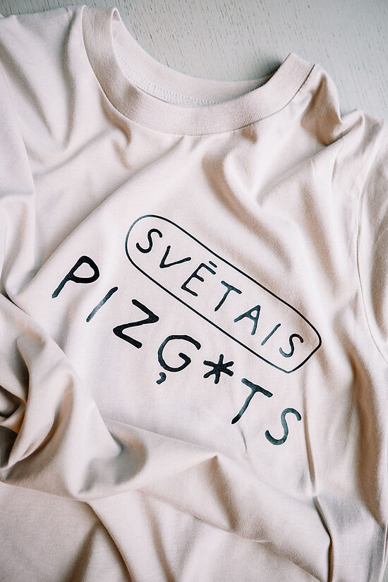 Sieviešu T-krekls "Svētais pizģ*ts"