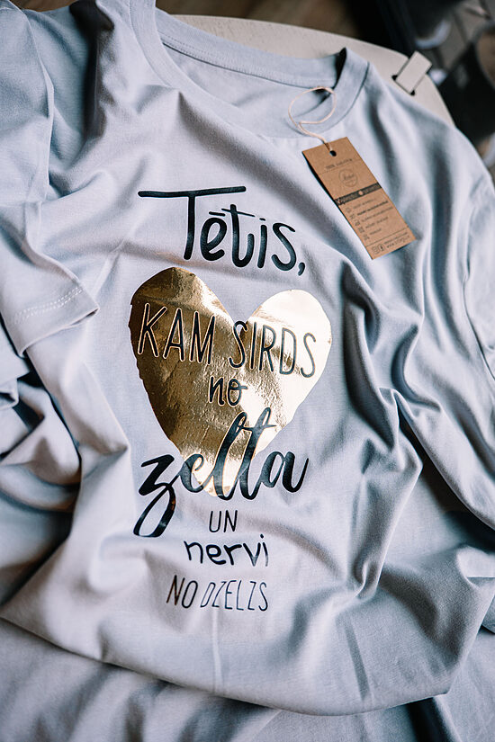 Vīriešu T-krekls "Tētis, kam sirds no zelta"