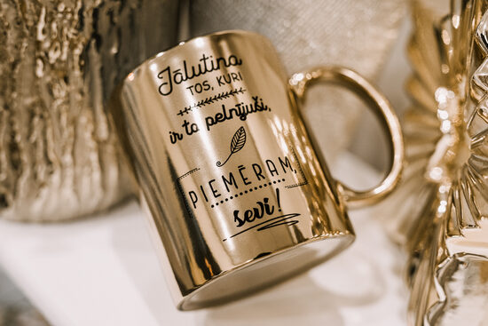 Spoguļkrūze ''Jālutina sevi"